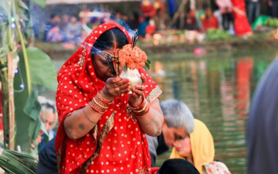 अस्ताउँदो सूर्यलाई अर्घ्य दिएर वीरगञ्जमा मनाइयो छठ