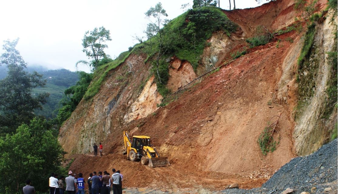 मध्यपहाडी लोकमार्ग अवरुद्ध, सडकको ‘ट्रयाक’ नै बगाएपछि कालीगण्डकी करिडोर सञ्चालनमा समस्या