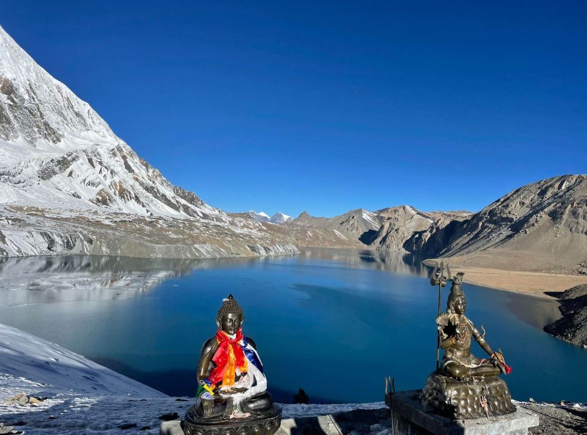 घुमफिर PHOTO: जमेको तिलिचो तालको पानी र हिमालको मनमोहक सुन्दरता