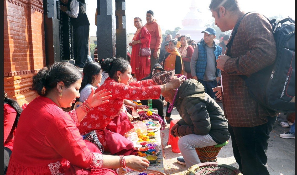 बालगोपालेश्वर मन्दिर परिसरमा टीका लगाइँदै, हेर्नुस् तस्बिरमा