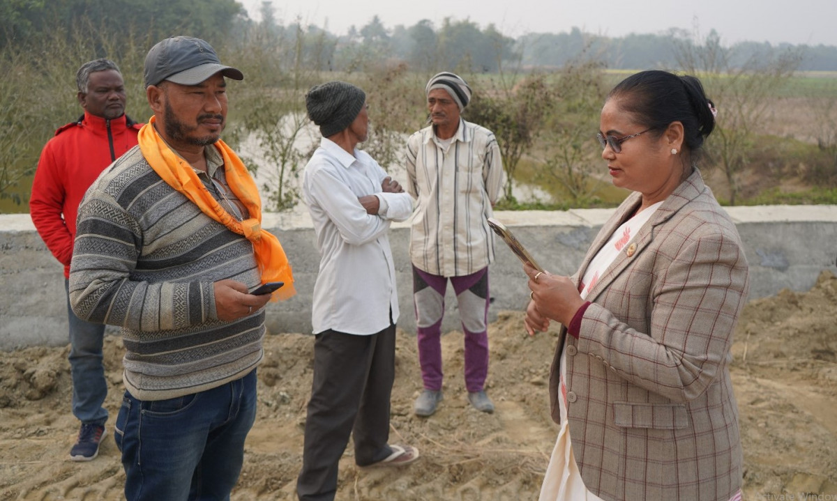 सडक निर्माणमा लापरवाही गर्ने ठेकेदार खोज्दै सांसद भगबती चौधरी फिल्डमा