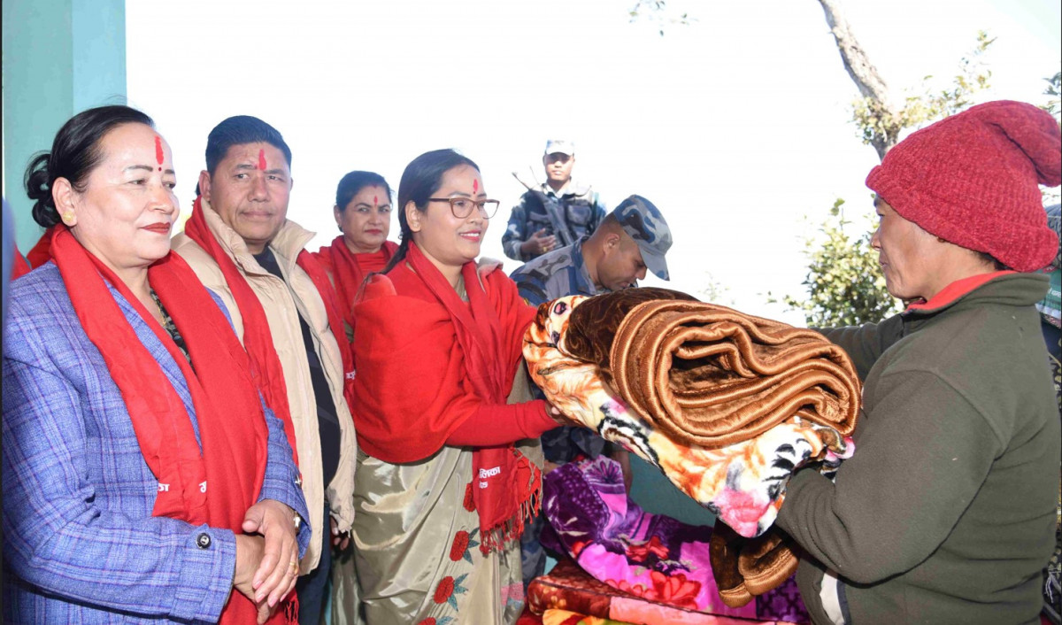 सशस्त्र प्रहरी परिवार महिला संघद्वारा चेपाङ बस्तीमा खाद्यान्न तथा न्यानो कपडा बितरण