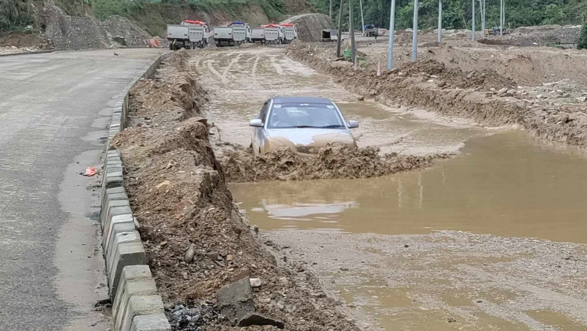 मुग्लिन-पोखरा सडक निर्माणमा ढिलाइ, हिलाम्य सडकमा सास्ती भोग्दै यात्रु