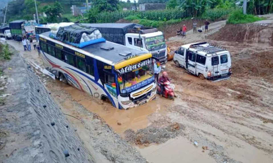 वर्षाका कारण देशभरका दुई दर्जन सडक पूर्णरुपमा अवरुद्ध, कुन–कुन सडक सुचारु ? (सूचीसहित)