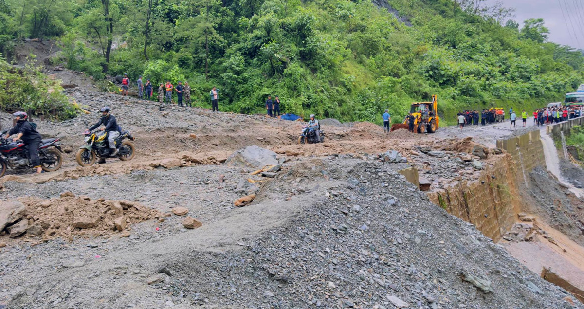 नारायणगढ-मुग्लिन पहिरो अपडेट :  गोताखोरले भेट्टाउन सकेन बेपत्ता बस, लगातारको बर्षात्ले उद्धार कठिन