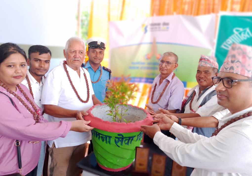 कामना सेवा विकास बैंकद्वारा प्रशान्ति टोल विकास संस्थालाई गमला हस्तान्तरण