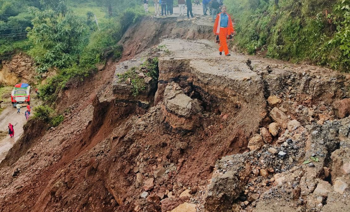 देशभर ६३ स्थानमा यातायात अवरुद्ध, काठमाडौँ उपत्यका प्रवेश गर्ने सबै नाका बन्द