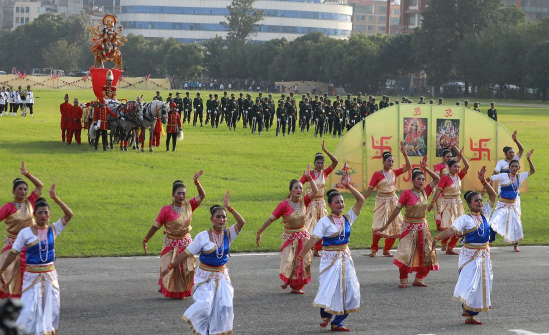 यस्तो देखियो सैनिक मञ्च टुँडिखेलमा फूलपाती बढाइँ [तस्बिरहरू]