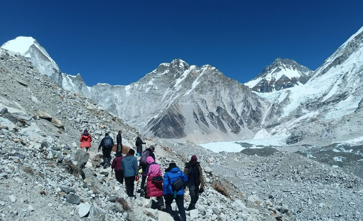 असोजमा ९ हजार पर्यटक पुगे  सगरमाथा क्षेत्रमा, प्रतिपर्यटक कति लिइन्छ शुल्क ?