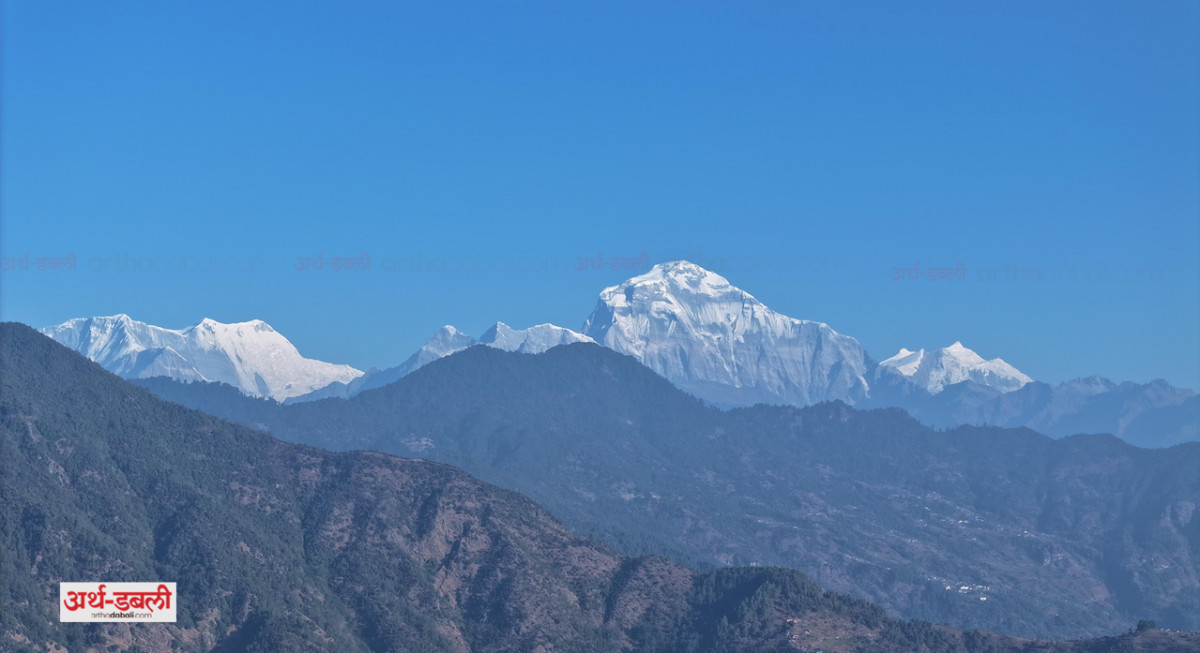 तस्वीरमा हेर्नुस् बागलुङको गलकोटबाट चियाउँदा धौलागिरि, माछापुच्छ्रे र आसपासका दृश्यहरु